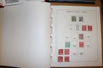 AUSTRALIEN. Låda med sex album + en samling på lösa blad. Trevligt parti där albumen är sorterade på utgåvor mest efter sammanslagningen 1913 men även en del stater. Mycket att gå igenom!