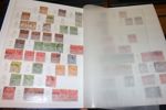 AUSTRALIEN. Låda med sex album + en samling på lösa blad. Trevligt parti där albumen är sorterade på utgåvor mest efter sammanslagningen 1913 men även en del stater. Mycket att gå igenom!