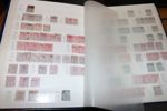 AUSTRALIEN. Låda med sex album + en samling på lösa blad. Trevligt parti där albumen är sorterade på utgåvor mest efter sammanslagningen 1913 men även en del stater. Mycket att gå igenom!