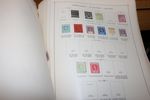 AUSTRALIEN. Låda med sex album + en samling på lösa blad. Trevligt parti där albumen är sorterade på utgåvor mest efter sammanslagningen 1913 men även en del stater. Mycket att gå igenom!