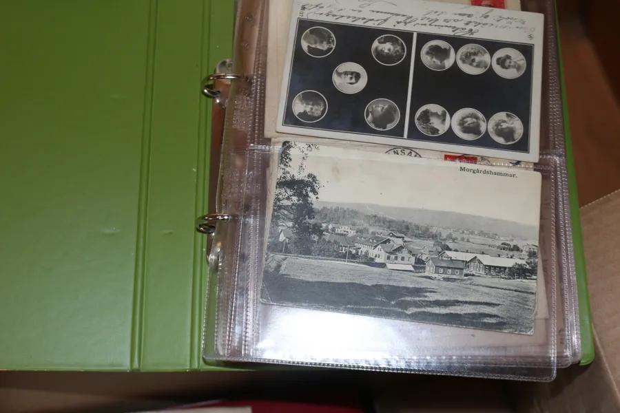 Parti norska brev, vykort och fdc i låda. Mest äldre, i mitt tycke ett attraktivt parti. Både i album och löst.