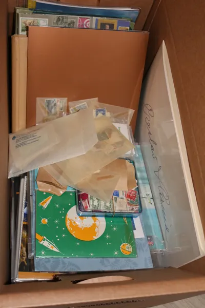 Stort parti presentsatser med postfriska frimärken, två album häften 1980-90-tal inkl 13 rabatthäften, samt även en del xx block från 80-talet. Dessutom en del enklare stämplade frimärken hela världen