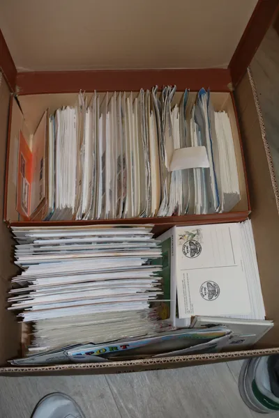 Samling FDC ca 1978-2007 i låda. Dessutom maximikort från ungefär samma period.