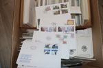 Samling FDC ca 1978-2007 i låda. Dessutom maximikort från ungefär samma period.