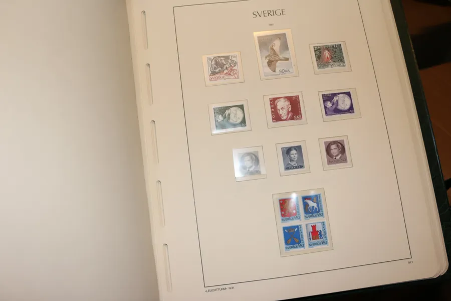 Flyttlåda med xx samling som ser komplett ut 1943-86 i tre fina Leuchtturmalbum med fickor (sidor från 1855). 