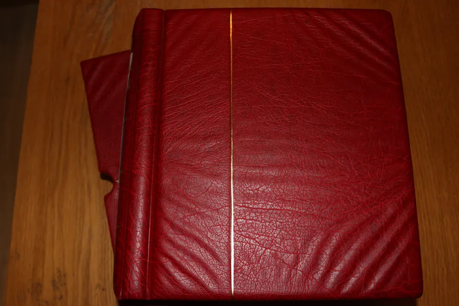 Fräsch men mycket glest besatt postfrisk samling i Leuchtturm-album med fickor 1851-2000. Innehåller flera bättre märken som F30-32, PF10 och Slesvig 1-28. Stora partier av albumet är dock tomt.