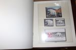 Mycket trevlig samling 1915-2023 i fem förtrycksalbum (Lindner) med fickor. KOMPLETT i perioden inkl 16 pakkeporto-märken (x/xx/stpl), därefter enbart xx inkl Danmark Befriet även ändrade färger (15).