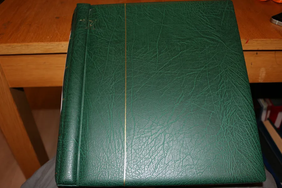 Bra samling Finland 1860-1992 i ett fräscht Leuchtturmalbum. Med en del bättre äldre utgåvor och välbesatt 1900-tal. Även sidor för ockuperade områden m.m. Bra värde!