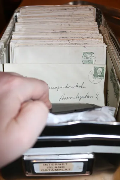 Plåtlåda med ca 380 ortstämplar på försändelser, många mindre orter. Från mest 1940-50-talen.