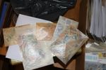 Flyttlåda Sverige med tonvikt på ORTSTÄMPLAR, både på klipp och lösa. Dessutom album bandmärken, delvis typbestämda med bättre inslag, samt en låda försändelser med bland annat användbara stämplar.
