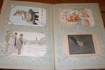 Vykortsalbum med 100 kort tidigt 1900-tal. Mest tematiska kort med humor på olika nivåer, men även två sedelkort, "jättedamer" m.m.