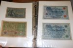 TYSKLAND. Album 122 sedlar 1910-20-tal inkl många från inflationstiden. Mest ordinarie sedlar men även några "notgeld". Blandad kvalitet från godtagbart till ovikt, men mest bra. 