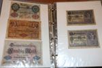 TYSKLAND. Album 122 sedlar 1910-20-tal inkl många från inflationstiden. Mest ordinarie sedlar men även några "notgeld". Blandad kvalitet från godtagbart till ovikt, men mest bra. 