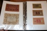 TYSKLAND. Album 122 sedlar 1910-20-tal inkl många från inflationstiden. Mest ordinarie sedlar men även några "notgeld". Blandad kvalitet från godtagbart till ovikt, men mest bra. 