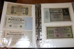 TYSKLAND. Album 122 sedlar 1910-20-tal inkl många från inflationstiden. Mest ordinarie sedlar men även några "notgeld". Blandad kvalitet från godtagbart till ovikt, men mest bra. 