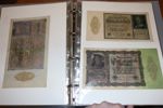 TYSKLAND. Album 122 sedlar 1910-20-tal inkl många från inflationstiden. Mest ordinarie sedlar men även några "notgeld". Blandad kvalitet från godtagbart till ovikt, men mest bra. 