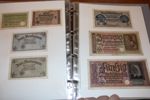 TYSKLAND. Album 122 sedlar 1910-20-tal inkl många från inflationstiden. Mest ordinarie sedlar men även några "notgeld". Blandad kvalitet från godtagbart till ovikt, men mest bra. 