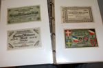 TYSKLAND. Album 122 sedlar 1910-20-tal inkl många från inflationstiden. Mest ordinarie sedlar men även några "notgeld". Blandad kvalitet från godtagbart till ovikt, men mest bra. 