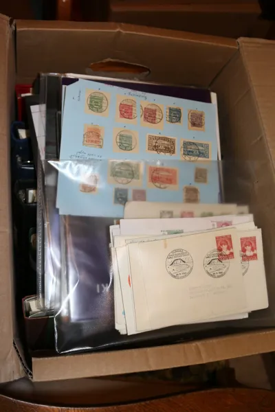 Mindre flyttlåda med bl.a. en Danmark-samling i Stenderalbum inkl bättre, samt flera delsamlingar Norden inkl xx i andra album. Även en del årssatser och en bunt äldre FDC Grönland.