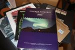 Mindre flyttlåda med bl.a. en Danmark-samling i Stenderalbum inkl bättre, samt flera delsamlingar Norden inkl xx i andra album. Även en del årssatser och en bunt äldre FDC Grönland.