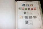 Mindre flyttlåda med bl.a. en Danmark-samling i Stenderalbum inkl bättre, samt flera delsamlingar Norden inkl xx i andra album. Även en del årssatser och en bunt äldre FDC Grönland.