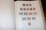 Mindre flyttlåda med bl.a. en Danmark-samling i Stenderalbum inkl bättre, samt flera delsamlingar Norden inkl xx i andra album. Även en del årssatser och en bunt äldre FDC Grönland.