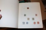 Mindre flyttlåda med bl.a. en Danmark-samling i Stenderalbum inkl bättre, samt flera delsamlingar Norden inkl xx i andra album. Även en del årssatser och en bunt äldre FDC Grönland.