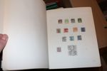 Mindre flyttlåda med bl.a. en Danmark-samling i Stenderalbum inkl bättre, samt flera delsamlingar Norden inkl xx i andra album. Även en del årssatser och en bunt äldre FDC Grönland.
