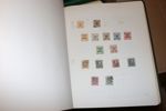 Mindre flyttlåda med bl.a. en Danmark-samling i Stenderalbum inkl bättre, samt flera delsamlingar Norden inkl xx i andra album. Även en del årssatser och en bunt äldre FDC Grönland.