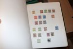 Mindre flyttlåda med bl.a. en Danmark-samling i Stenderalbum inkl bättre, samt flera delsamlingar Norden inkl xx i andra album. Även en del årssatser och en bunt äldre FDC Grönland.
