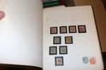 Mindre flyttlåda med bl.a. en Danmark-samling i Stenderalbum inkl bättre, samt flera delsamlingar Norden inkl xx i andra album. Även en del årssatser och en bunt äldre FDC Grönland.