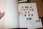 Mindre flyttlåda med bl.a. en Danmark-samling i Stenderalbum inkl bättre, samt flera delsamlingar Norden inkl xx i andra album. Även en del årssatser och en bunt äldre FDC Grönland.
