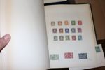 Mindre flyttlåda med bl.a. en Danmark-samling i Stenderalbum inkl bättre, samt flera delsamlingar Norden inkl xx i andra album. Även en del årssatser och en bunt äldre FDC Grönland.