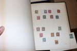 Mindre flyttlåda med bl.a. en Danmark-samling i Stenderalbum inkl bättre, samt flera delsamlingar Norden inkl xx i andra album. Även en del årssatser och en bunt äldre FDC Grönland.