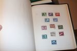 Mindre flyttlåda med bl.a. en Danmark-samling i Stenderalbum inkl bättre, samt flera delsamlingar Norden inkl xx i andra album. Även en del årssatser och en bunt äldre FDC Grönland.