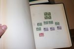 Mindre flyttlåda med bl.a. en Danmark-samling i Stenderalbum inkl bättre, samt flera delsamlingar Norden inkl xx i andra album. Även en del årssatser och en bunt äldre FDC Grönland.
