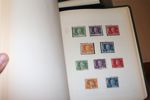 Mindre flyttlåda med bl.a. en Danmark-samling i Stenderalbum inkl bättre, samt flera delsamlingar Norden inkl xx i andra album. Även en del årssatser och en bunt äldre FDC Grönland.