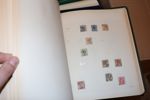 Mindre flyttlåda med bl.a. en Danmark-samling i Stenderalbum inkl bättre, samt flera delsamlingar Norden inkl xx i andra album. Även en del årssatser och en bunt äldre FDC Grönland.