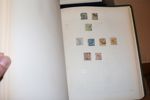 Mindre flyttlåda med bl.a. en Danmark-samling i Stenderalbum inkl bättre, samt flera delsamlingar Norden inkl xx i andra album. Även en del årssatser och en bunt äldre FDC Grönland.