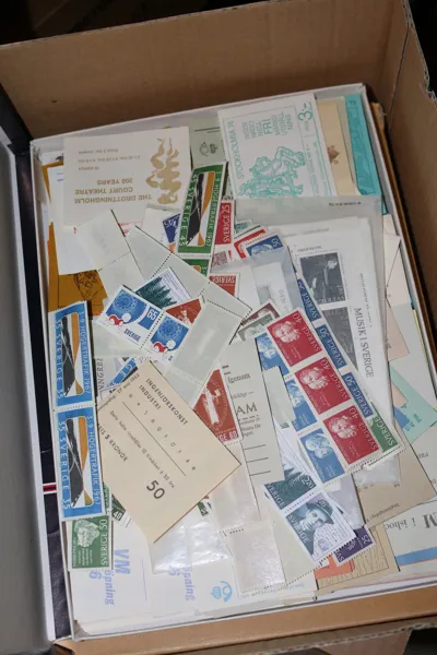 Samling automathäften HA1-25 på lösa blad med många olika typer, samt ask dubbletter. Även en ask mjuka häften 1950-70-tal och några lösa märken.
