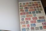 Låda med det sista från en inlämning; album xx Färöarna med bl.a. 4-block, men annars mest Sverige bl.a. några dubblettalbum med vissa stämpelchanser, maximikort och några majblommor.
