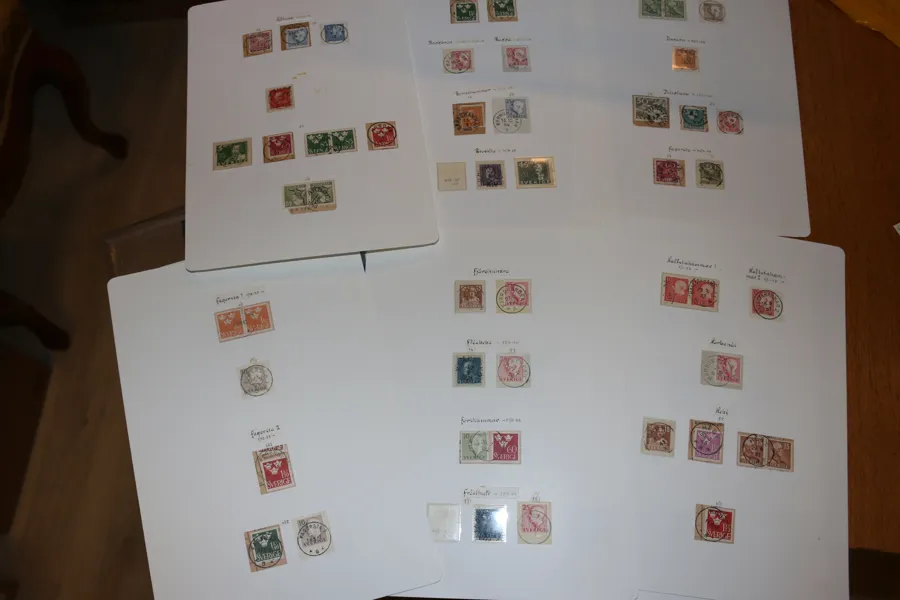 VÄSTMANLAND. Ortstämpelsamling U-län på ca 20 blad, fint monterat. Material från mest 1940-70-talet med många olika, delvis många på klipp för att få med hela stämpeln. Många vackra avtryck!