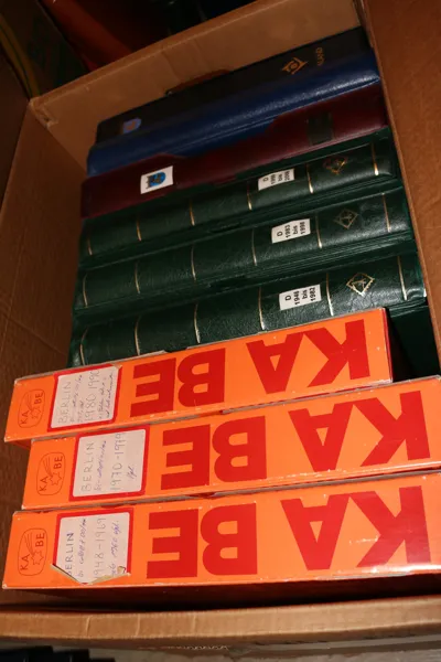Flyttlåda med bra innehåll: Samling Västtyskland stpl 1949-2006 i tre förtrycksalbum, samling Berlin (båda glesa på det tidiga men bättre märken finns).