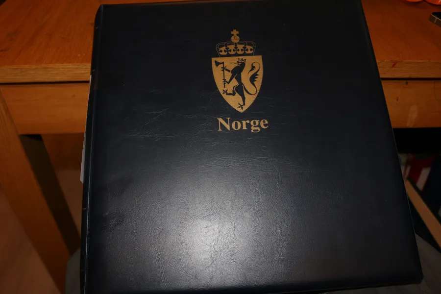 Samling 1856-1971 i SAFE-album. Något restbetonat men med en del bättre märken som legionen och universitetet. Blandat stpl och x/xx. Lågt utrop.