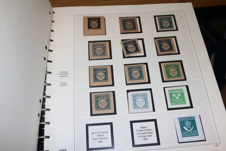Trevlig samling militärmärken i ett Safe-album. Innehåller M1 xx och obeg kuvert, senare utgåvor delvis specialiserat. M8 i flera lösa ex och ett svarsbrev. Trevlig bas för vidare studier.