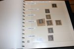 Trevlig samling militärmärken i ett Safe-album. Innehåller M1 xx och obeg kuvert, senare utgåvor delvis specialiserat. M8 i flera lösa ex och ett svarsbrev. Trevlig bas för vidare studier.
