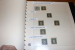 Trevlig samling militärmärken i ett Safe-album. Innehåller M1 xx och obeg kuvert, senare utgåvor delvis specialiserat. M8 i flera lösa ex och ett svarsbrev. Trevlig bas för vidare studier.