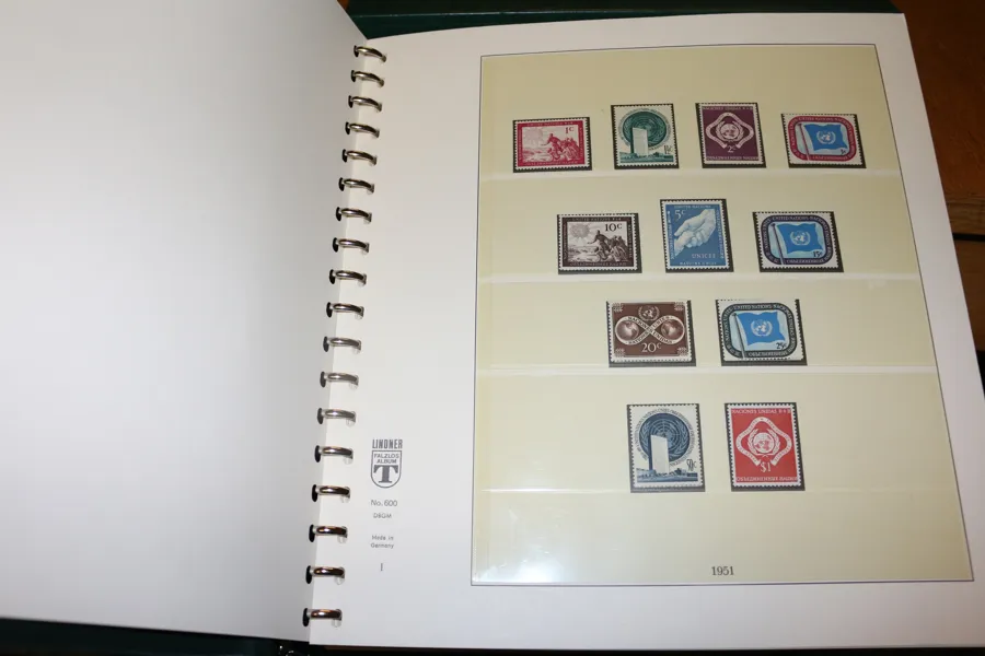 FN. Samling FN (New York) 1951-1988 i fint Lindner-album med fickor. Komplett xx förutom första blocket vars sida jag inte ser. Perfekt kvalitet på allt!