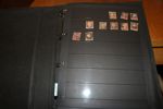 ENGLAND. Samling i vackert handgjord läderpärm, med några hundra penny reds med försök till plåtning, samt en del annat.