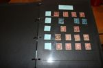 ENGLAND. Samling i vackert handgjord läderpärm, med några hundra penny reds med försök till plåtning, samt en del annat.